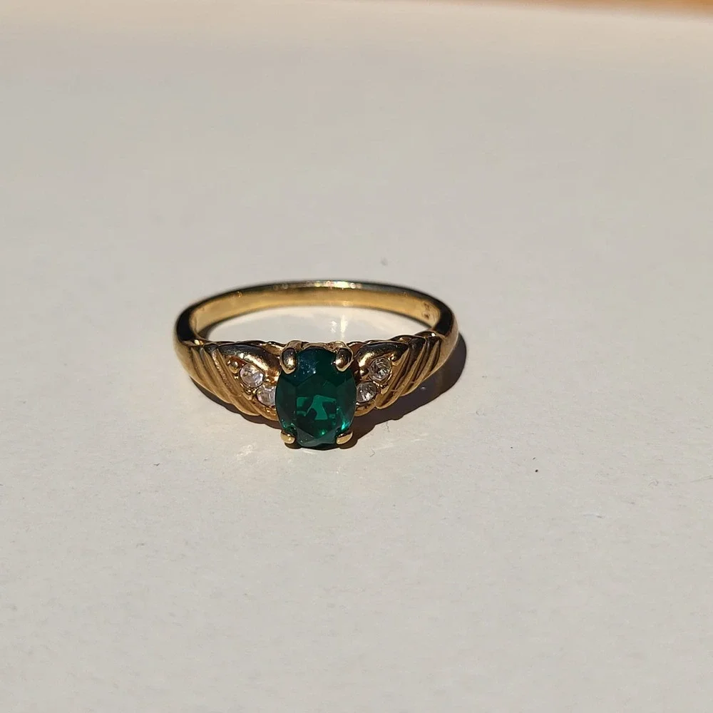 Gold Tone Green Stone Rhinestone Ring Size 9.5 Vintage Cocktail Jewelry - Picture 8 of 11